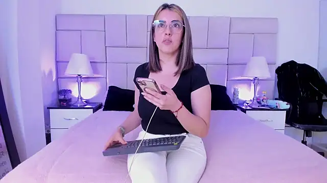 Snapshot of IsisLoveyes_ chatting on 02/05/26, 12:04 IsisLoveyes online show from 02/05/26, 12:04