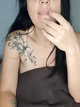 Snapshot of KarameloVzla chatting on 11/18/25, 01:48 KarameloVzla online show from 11/18/25, 01:48