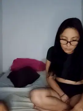 Snapshot of KarameloVzla chatting on 12/17/25, 02:39 KarameloVzla online show from 12/17/25, 02:39