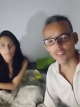 Snapshot of KarameloVzla chatting on 12/20/25, 04:25 KarameloVzla online show from 12/20/25, 04:25