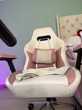 Snapshot of sharon_leone26 chatting on 12/14/25, 11:59 sharon leone26 online show from 12/14/25, 11:59