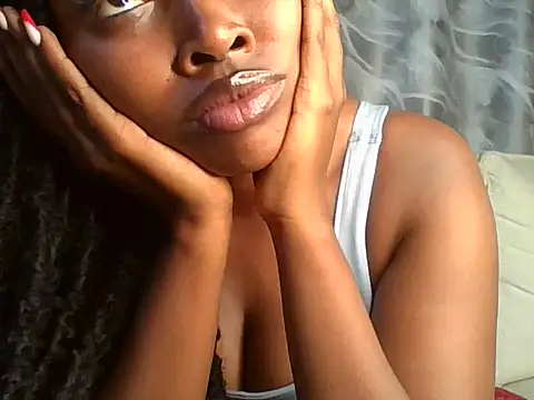 Snapshot of Chocolate_queen2 chatting on 12/20/24, 06:08 Chocolate queen2 online show from 12/20/24, 06:08