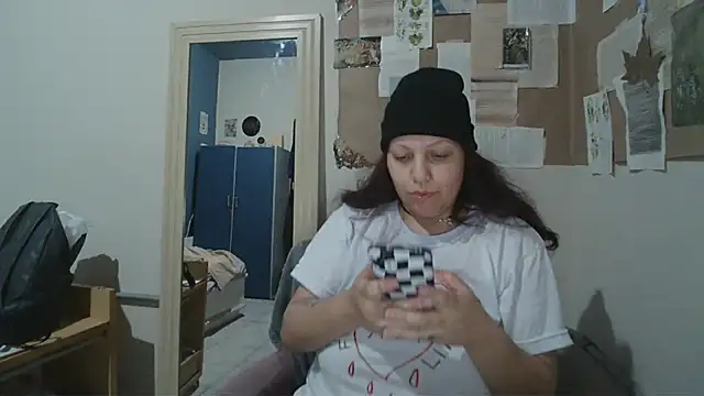 Snapshot of bbyedarling chatting on 10/16/25, 02:45 bbyedarling online show from 10/16/25, 02:45