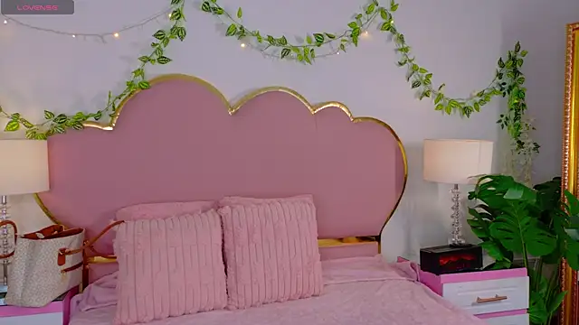 EmmaCrush online show from 11/28/25, 09:50