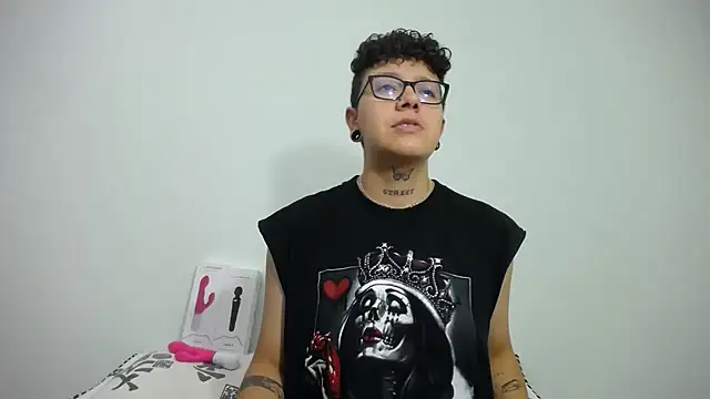 Snapshot of alex_noa chatting on 02/26/25, 08:44 alex noa online show from 02/26/25, 08:44