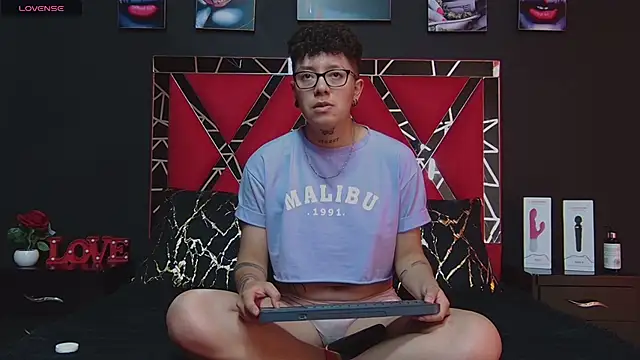 Snapshot of alex_noa chatting on 03/15/25, 01:41 alex noa online show from 03/15/25, 01:41