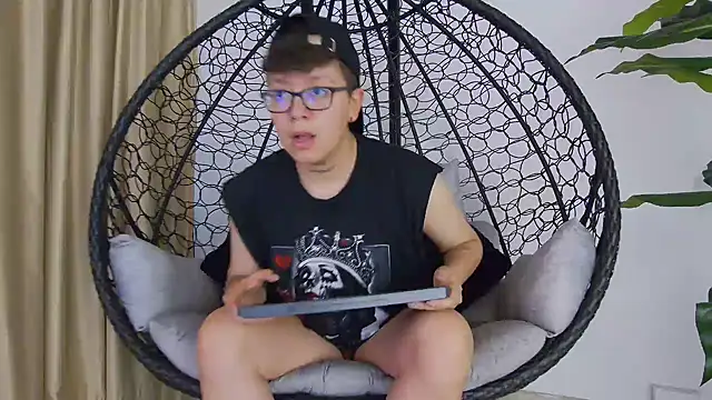 Snapshot of alex_noa chatting on 10/28/25, 07:16 alex noa online show from 10/28/25, 07:16