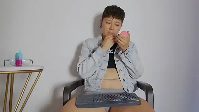 Snapshot of alex_noa chatting on 11/25/25, 07:25 alex noa online show from 11/25/25, 07:25