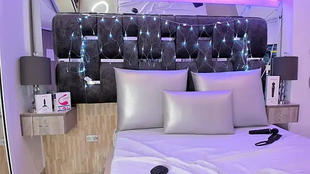 Charlotte Myers online show from 03/11/25, 04:07