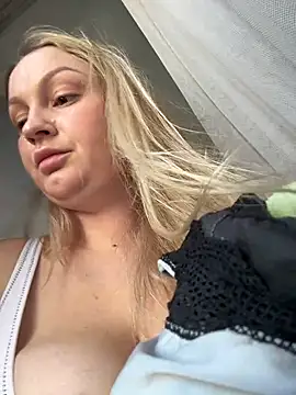 Snapshot of Teya_moon_ chatting on 12/21/24, 12:49 Teya moon  online show from 12/21/24, 12:49