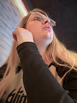 Snapshot of Teya_moon_ chatting on 03/05/25, 12:11 Teya moon  online show from 03/05/25, 12:11