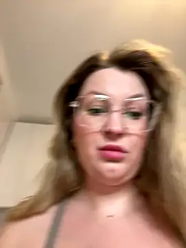 Snapshot of Teya_moon_ chatting on 09/19/25, 05:13 Teya moon  online show from 09/19/25, 05:13