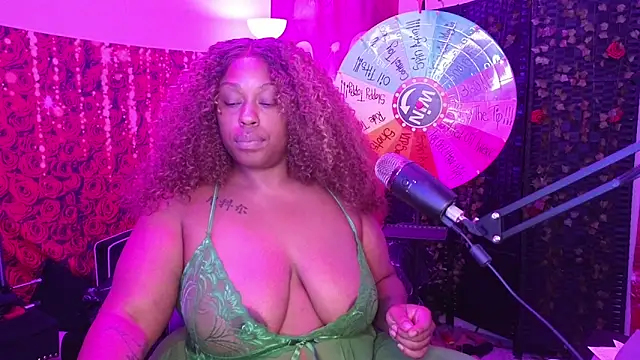 Snapshot of cheriserozequeen chatting on 06/07/26, 05:06 cheriserozequeen online show from 06/07/26, 05:06