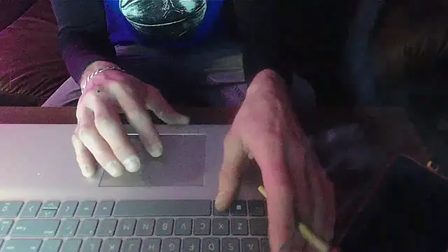 Snapshot of HungStud4You chatting on 02/27/25, 07:44 HungStud4You online show from 02/27/25, 07:44