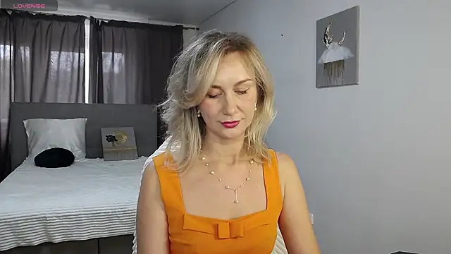Snapshot of Vanessa_Nowak chatting on 10/07/25, 10:23 Vanessa Nowak online show from 10/07/25, 10:23