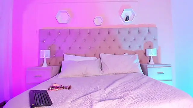 Agathaargent  online show from 12/08/24, 08:58