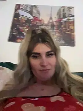 Snapshot of EvelynFrances chatting on 01/02/25, 10:44 EvelynFrances online show from 01/02/25, 10:44