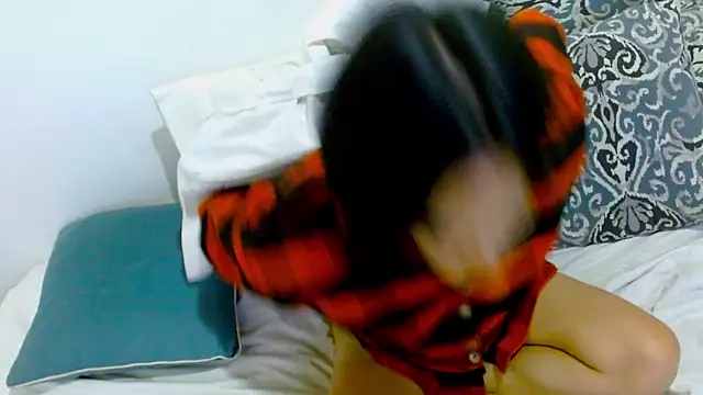 Snapshot of samanta_r_ chatting on 12/18/24, 02:32 samanta r online show from 12/18/24, 02:32