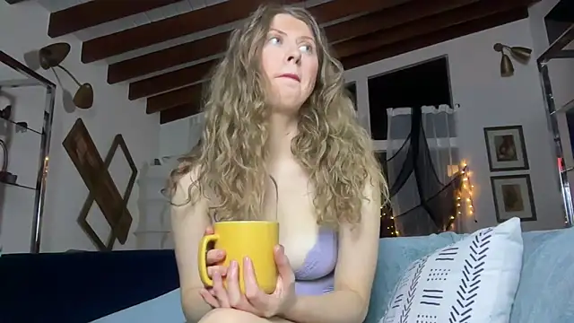 Snapshot of YUMIandbigWOLF chatting on 10/03/25, 04:09 YUMIandbigWOLF online show from 10/03/25, 04:09