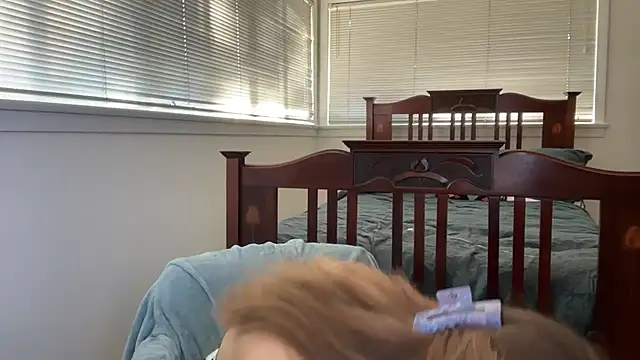 Snapshot of YUMIandbigWOLF chatting on 10/30/25, 09:37 YUMIandbigWOLF online show from 10/30/25, 09:37