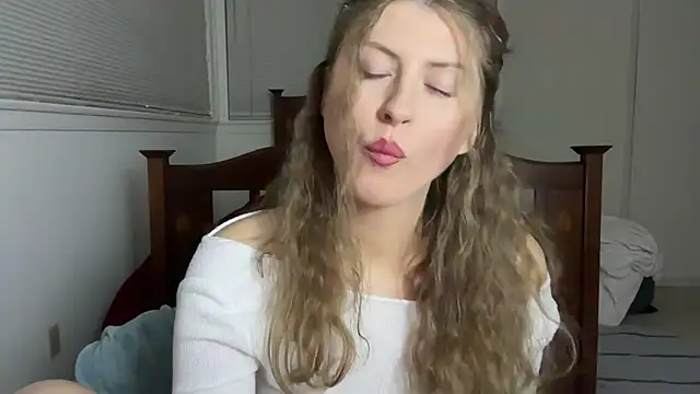 Snapshot of YUMIandbigWOLF chatting on 11/17/25, 11:54 YUMIandbigWOLF online show from 11/17/25, 11:54