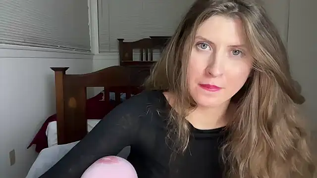 Snapshot of YUMIandbigWOLF chatting on 12/14/25, 06:30 YUMIandbigWOLF online show from 12/14/25, 06:30