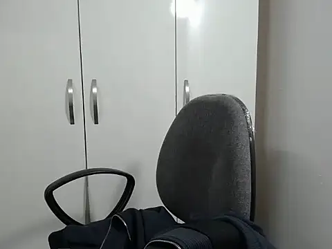 Snapshot of Love_bug15 chatting on 12/17/24, 01:07 Love bug15 online show from 12/17/24, 01:07