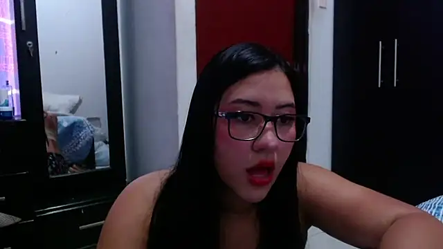 Snapshot of LuciaTomson chatting on 05/14/26, 07:42 LuciaTomson online show from 05/14/26, 07:42
