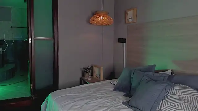 nayah   online show from 09/18/25, 08:00