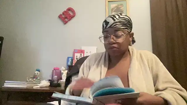 Snapshot of MommyConfident chatting on 10/28/25, 01:03 MommyConfident online show from 10/28/25, 01:03