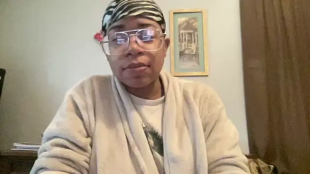 Snapshot of MommyConfident chatting on 11/18/25, 02:21 MommyConfident online show from 11/18/25, 02:21