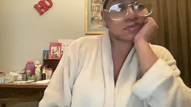 Snapshot of MommyConfident chatting on 12/14/25, 08:35 MommyConfident online show from 12/14/25, 08:35