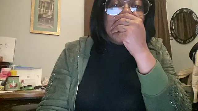 Snapshot of MommyConfident chatting on 12/16/25, 01:43 MommyConfident online show from 12/16/25, 01:43