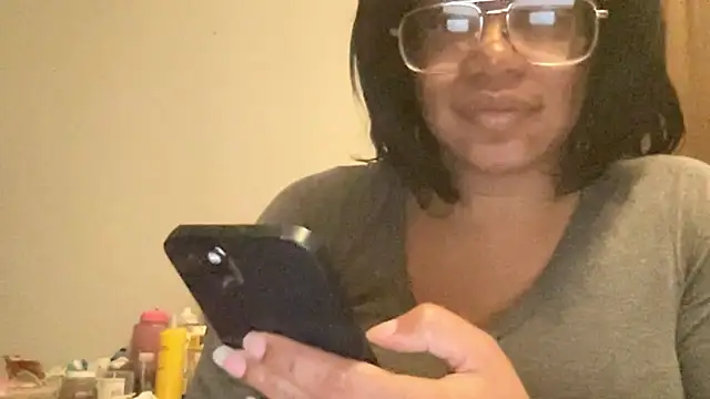 Snapshot of MommyConfident chatting on 01/10/26, 02:46 MommyConfident online show from 01/10/26, 02:46