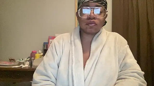 Snapshot of MommyConfident chatting on 01/10/26, 10:58 MommyConfident online show from 01/10/26, 10:58