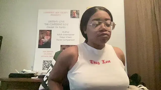 Snapshot of MommyConfident chatting on 05/10/26, 10:04 MommyConfident online show from 05/10/26, 10:04