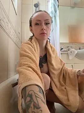 haileyhope  online show from 11/29/25, 09:45