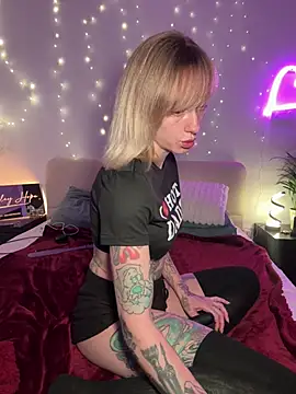 Snapshot of haileyhope_ chatting on 02/11/26, 03:28 haileyhope online show from 02/11/26, 03:28