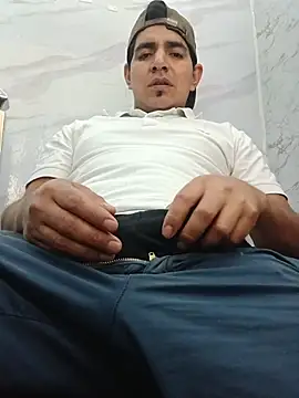 Snapshot of latino17 chatting on 11/29/25, 06:05 latino17 online show from 11/29/25, 06:05