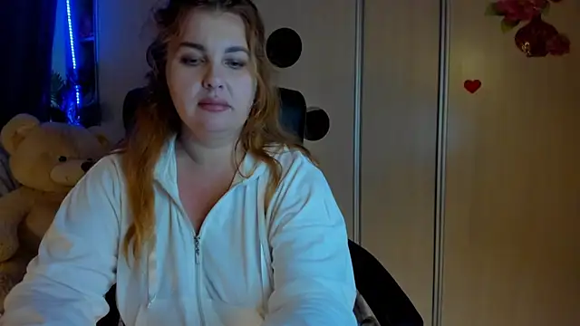 CoraSwon online show from 06/06/26, 04:23