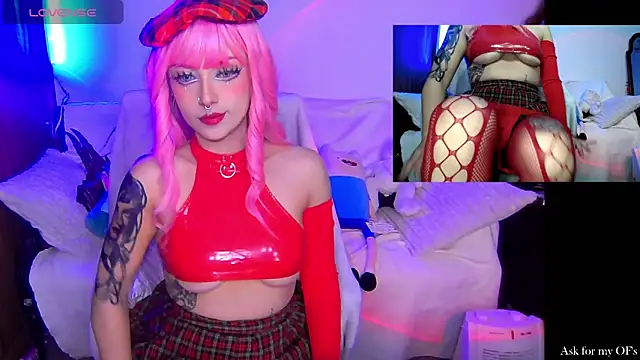 Snapshot of HollyDominic chatting on 12/02/25, 04:46 HollyDominic online show from 12/02/25, 04:46