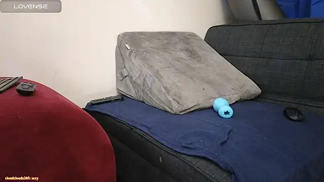 pantslesstraveler plt online show from 03/13/25, 12:35