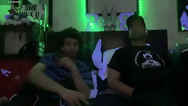 pantslesstraveler plt online show from 11/12/25, 05:08