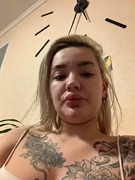 Snapshot of Sextazy chatting on 01/19/25, 10:39 Sextazy online show from 01/19/25, 10:39