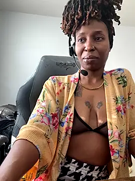 Snapshot of LeyaHoneybuns chatting on 01/07/26, 04:53 LeyaHoneybuns online show from 01/07/26, 04:53