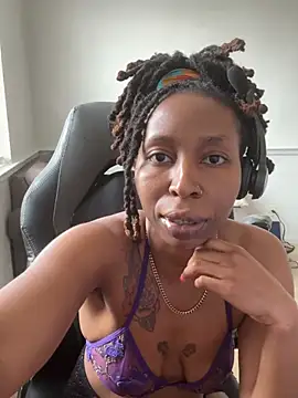 Snapshot of LeyaHoneybuns chatting on 02/25/26, 04:49 LeyaHoneybuns online show from 02/25/26, 04:49