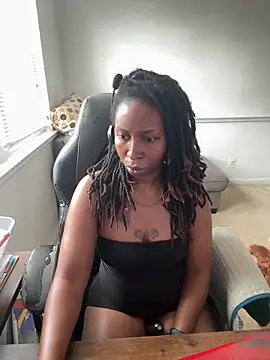 Snapshot of LeyaHoneybuns chatting on 05/27/26, 04:04 LeyaHoneybuns online show from 05/27/26, 04:04