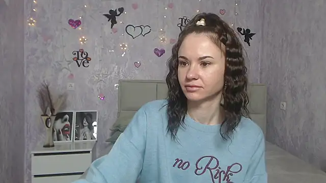 Snapshot of KaraCriegs chatting on 03/05/25, 06:34 KaraCriegs online show from 03/05/25, 06:34