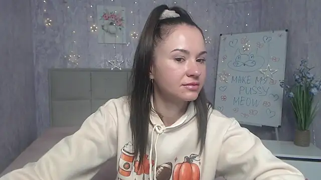 Snapshot of KaraCriegs chatting on 09/27/25, 05:29 KaraCriegs online show from 09/27/25, 05:29