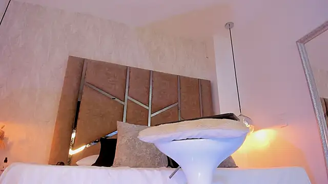 Martinaa Jones  online show from 12/16/25, 12:10